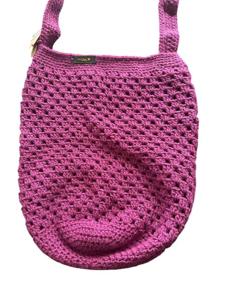 Handvirkad axelväska – i cerise med luftigt mönster