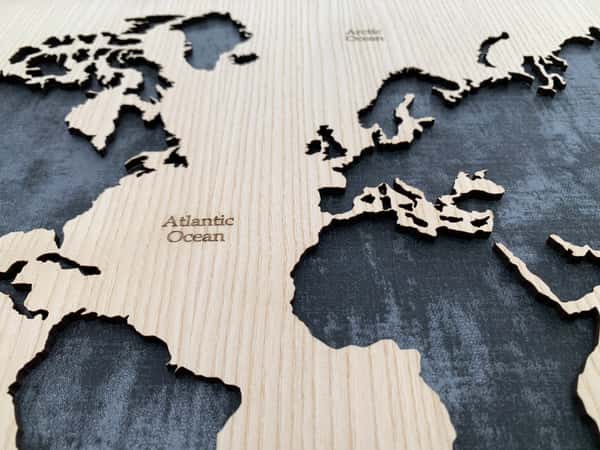 Världskarta 3D i Ask och svart bakgrund