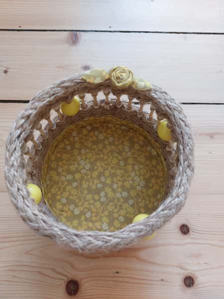 Liten blommig förvarngskorg