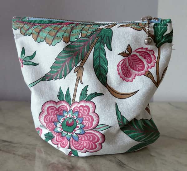 Blommig necessär, liten väska/bag.