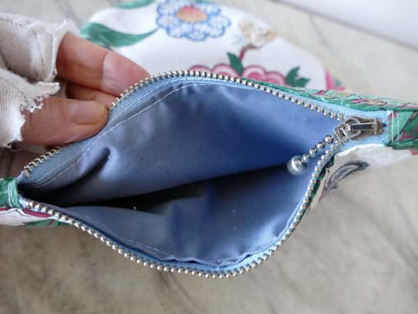 Blommig necessär, liten väska/bag.