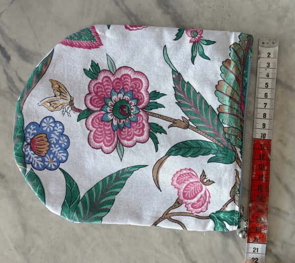 Blommig necessär, liten väska/bag.