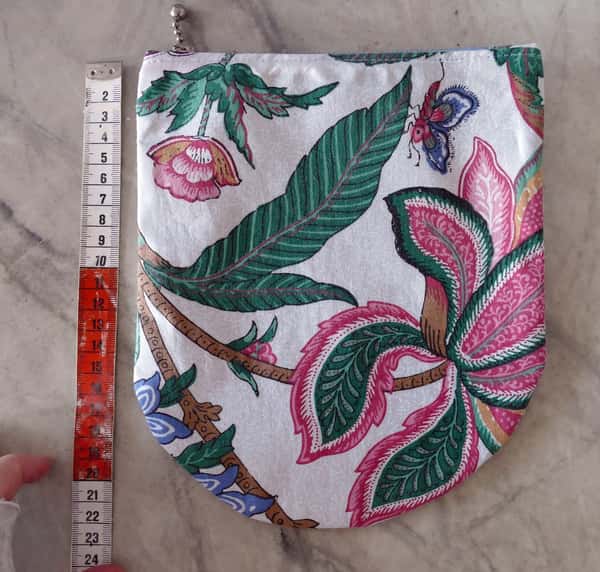 Blommig necessär, liten väska/bag.