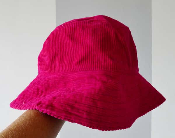 Cerise röd manchester-hatt, helfodrad. Eco-vänlig tyghatt för coola människor
