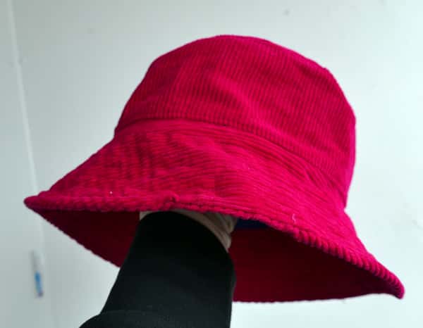 Cerise röd manchester-hatt, helfodrad. Eco-vänlig tyghatt för coola människor