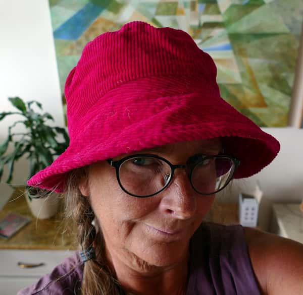 Cerise röd manchester-hatt, helfodrad. Eco-vänlig tyghatt för coola människor