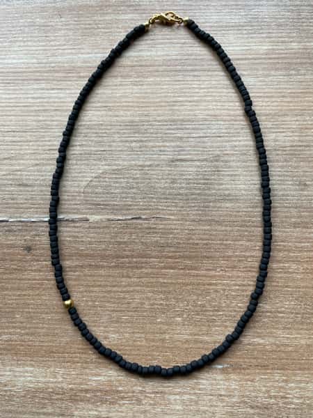 Kort halsband i enkel design