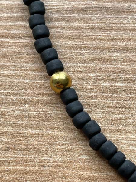 Kort halsband i enkel design