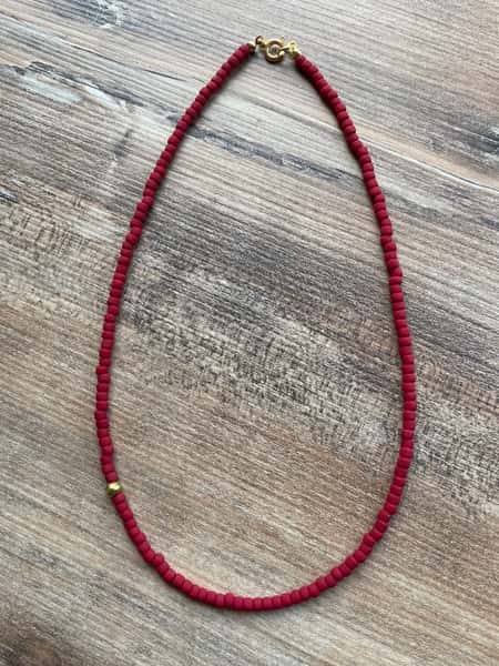 Kort halsband i enkel design