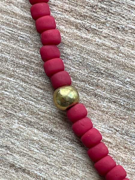 Kort halsband i enkel design