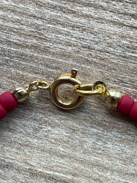 Kort halsband i enkel design