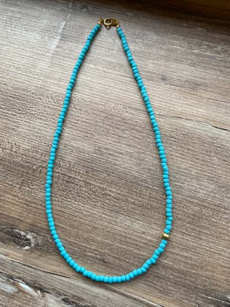 Kort halsband i enkel design