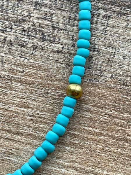 Kort halsband i enkel design