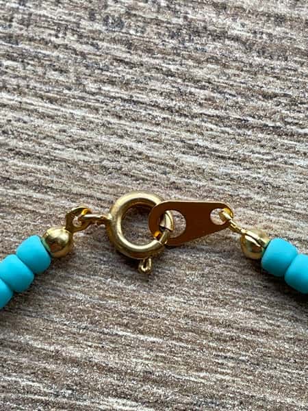 Kort halsband i enkel design