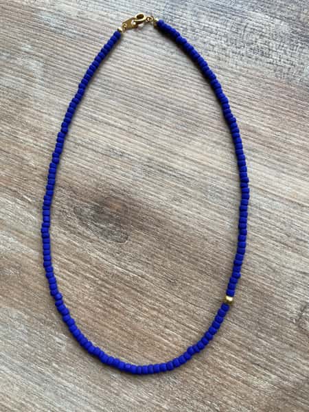 Kort halsband med enkel design