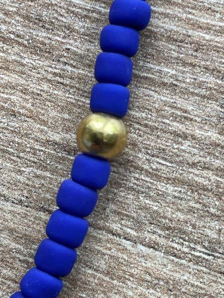 Kort halsband med enkel design