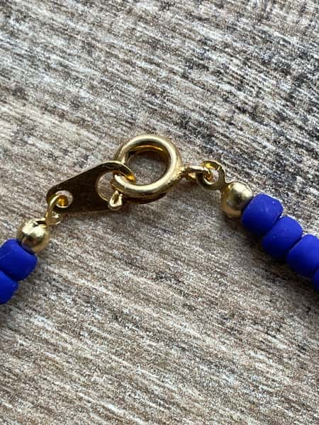 Kort halsband med enkel design