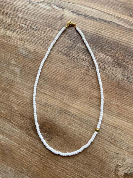 Kort halsband i enkel design