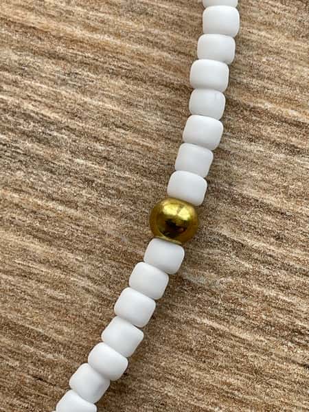 Kort halsband i enkel design