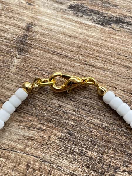 Kort halsband i enkel design