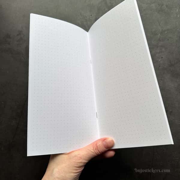Skrivhäfte med prickade sidor. Häftad Traveler's notebooks insert Regular/standard.
