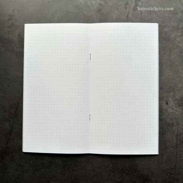 Skrivhäfte med prickade sidor. Häftad Traveler's notebooks insert Regular/standard.