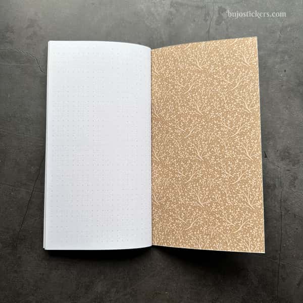 Skrivhäfte med prickade sidor. Häftad Traveler's notebooks insert Regular/standard.