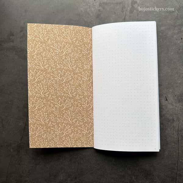 Skrivhäfte med numrerade prickade sidor. Häftad Traveler's notebooks insert Regular/standard.