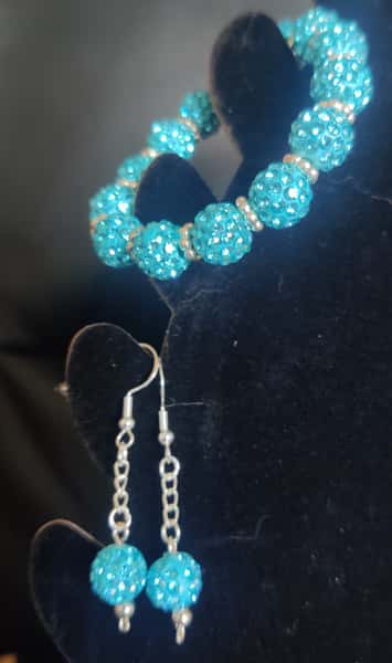 Set med örhängen och armband