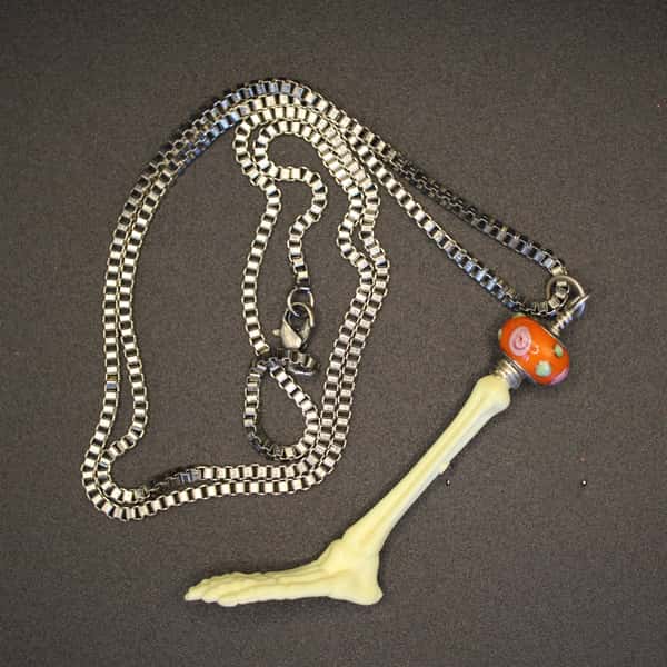 Halsband av återbruk – skelettfot