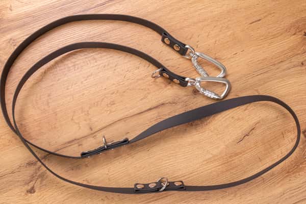 Justerbart hundkoppel med Twist-Lock karbinhake, 20 mm, flera material och färger