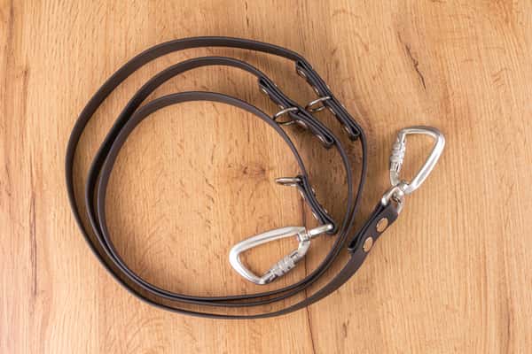 Justerbart hundkoppel med Twist-Lock karbinhake, 20 mm, flera material och färger