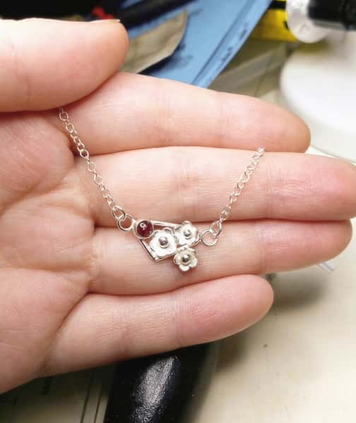 sterling silver blomhalsband med röd spinell