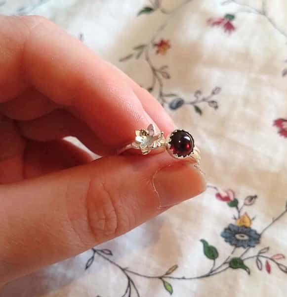 ring med blomma och granat i sterling silver