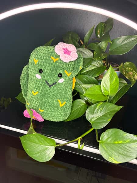 Kaktus i form av virkat gosedjur