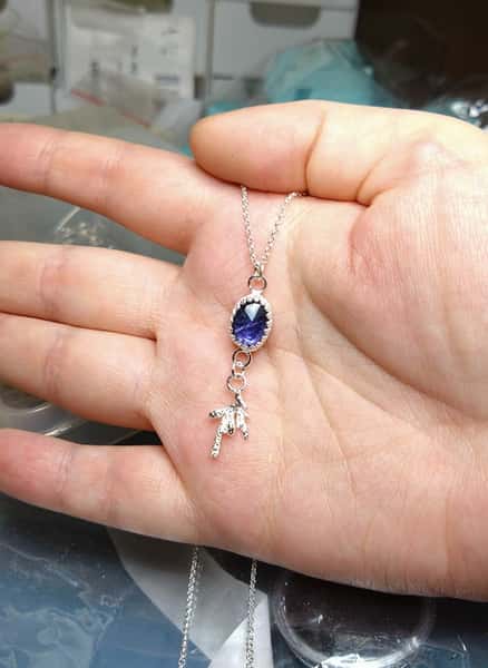 halsband i sterling silver med iolit och cederkvist