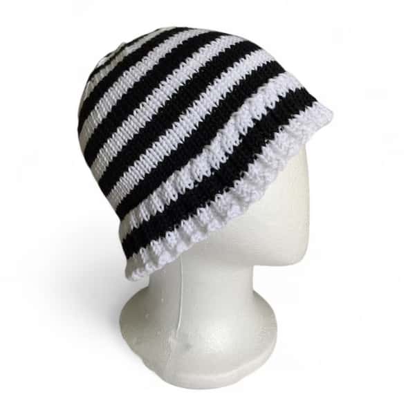 Stickad Bucket Hatt - Randig Handgjord