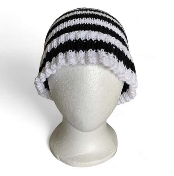 Stickad Bucket Hatt - Randig Handgjord