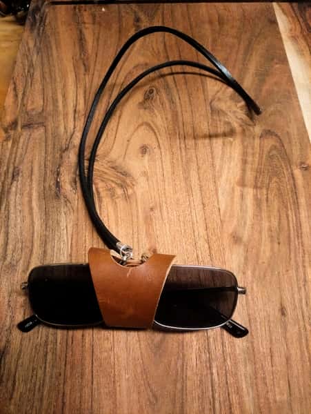 Glasögon fodral med band runt halsen