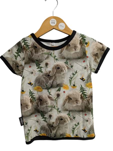 T-shirt med kaniner och blommor
