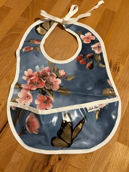 Haklapp hemsydd blå med blommor