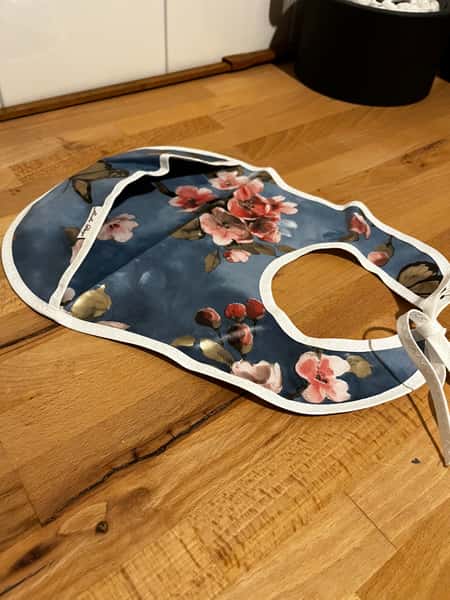 Haklapp hemsydd blå med blommor