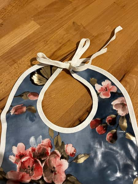 Haklapp hemsydd blå med blommor