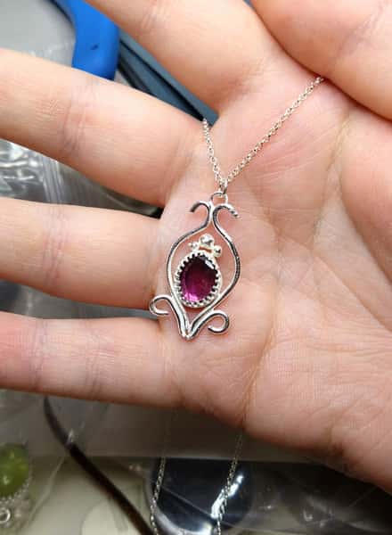 halsband med granat