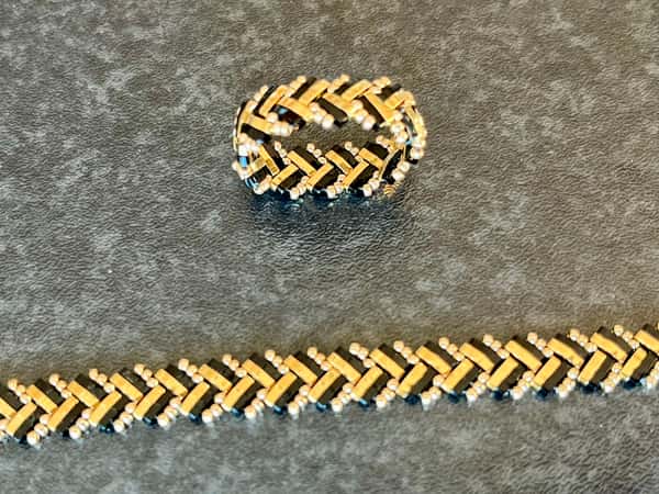 Set av armband och ring i svart och guld