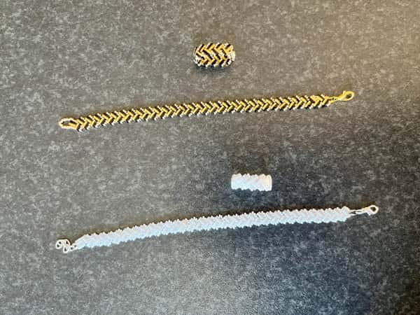 Set av armband och ring i svart och guld