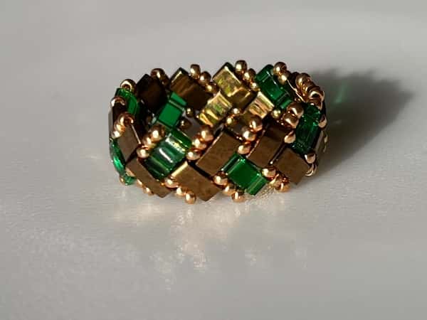 Set av armband och ring i svart och guld