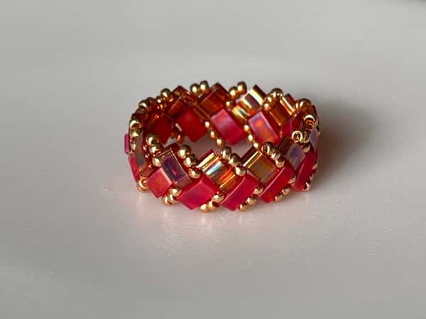 Set av armband och ring i svart och guld
