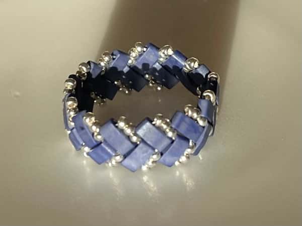 Set av armband och ring i svart och guld