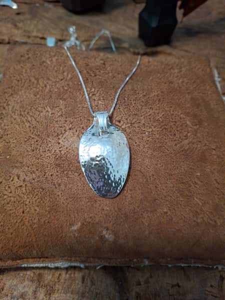 Halsband av silverbestick